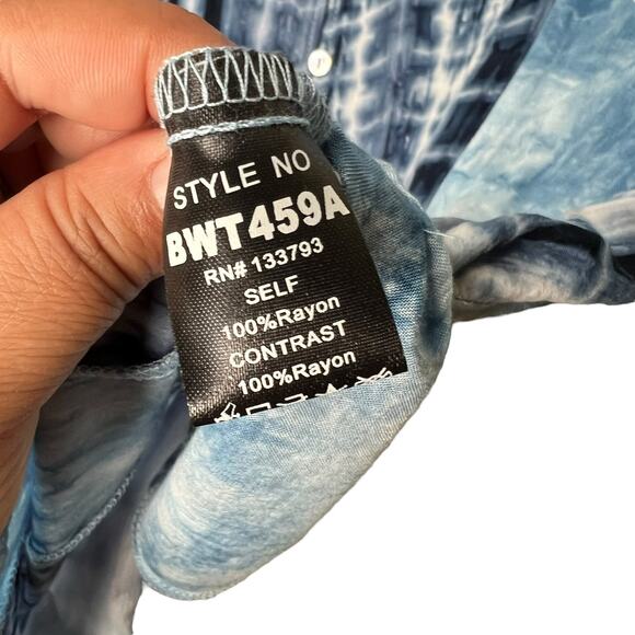 POL Women's Short Sleeve Collared Button Up Shirt Blue White Size Medium - Picture 4 of 6